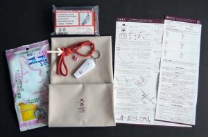 商品セット内容（結び紐・ホイッスルキーホルダー・安全ピン）